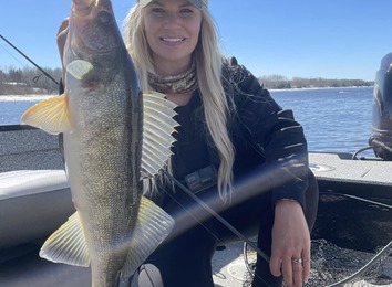 Tips for giant walleye on the Rainy River from Nicole Stone